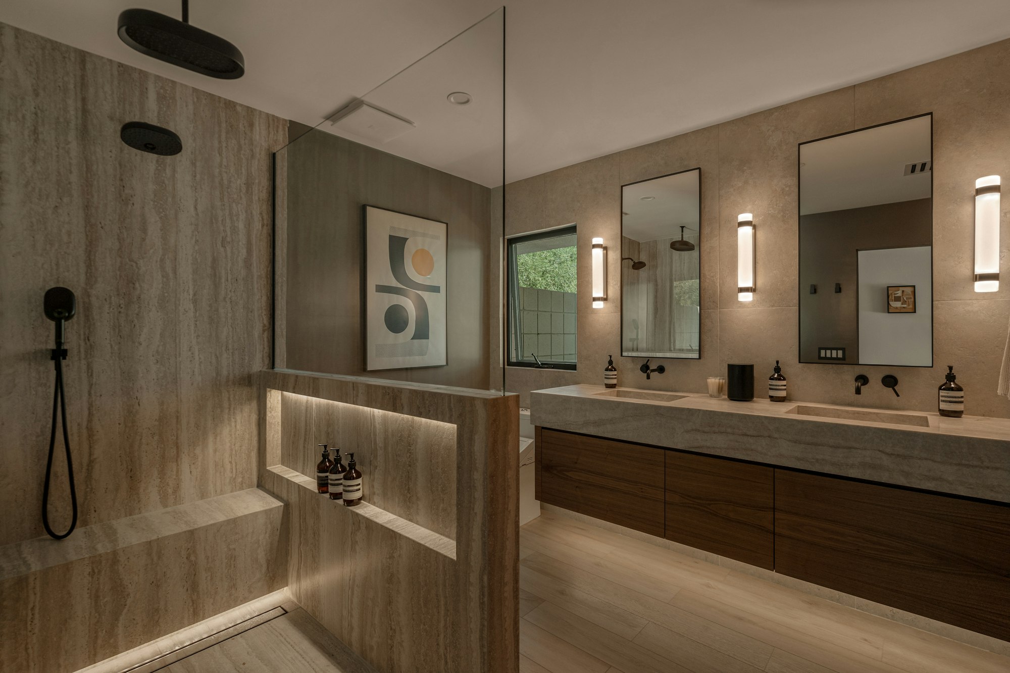 Salle de bain en travertin, meuble vasque en noyer
