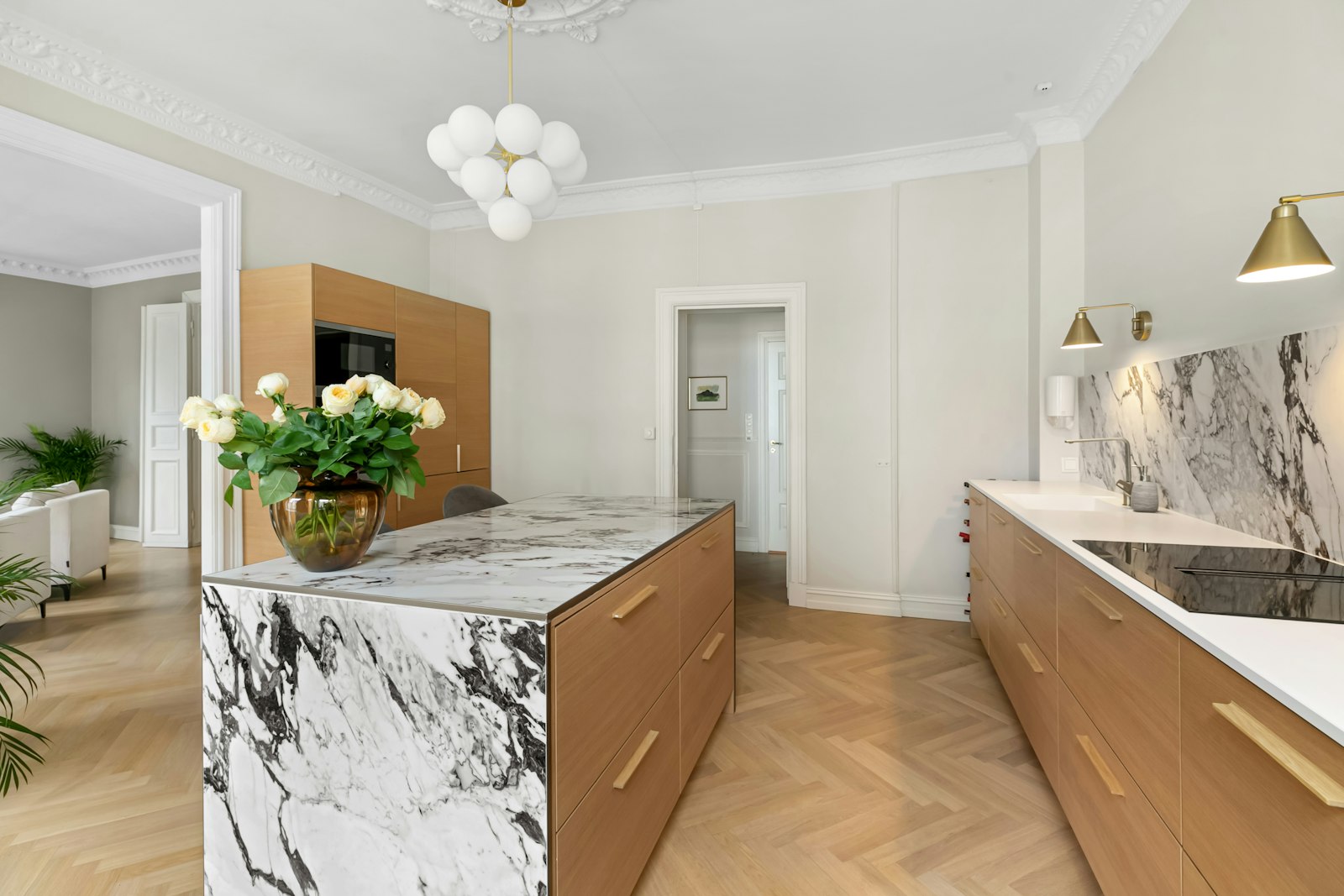 Cuisine en chêne et marbre veiné dans un appartement ancien