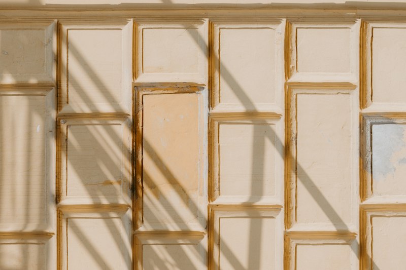Moulures en staff éclairées par la lumière rasante
