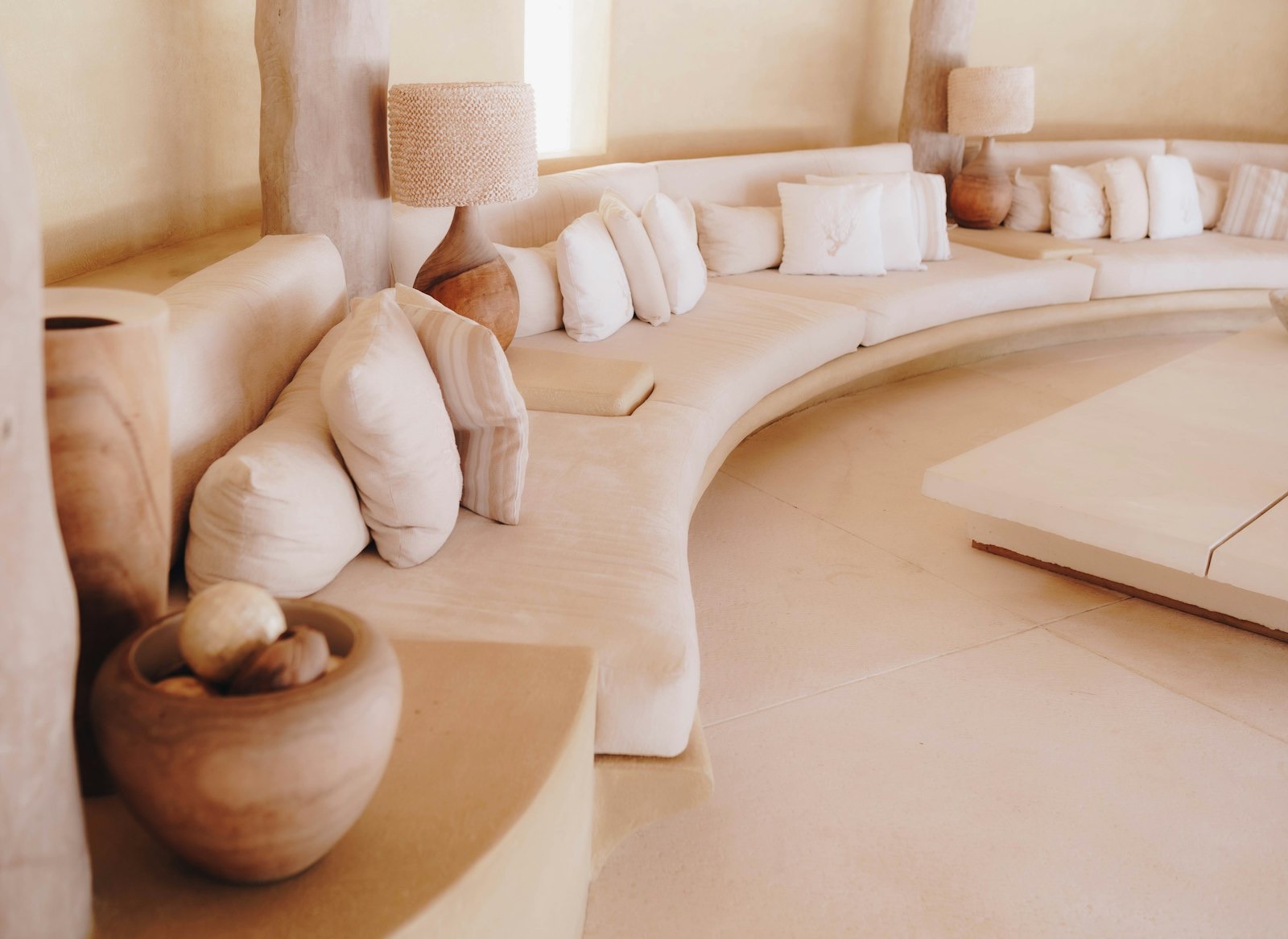 Salon aux tons sable, banquette courbe maçonnée