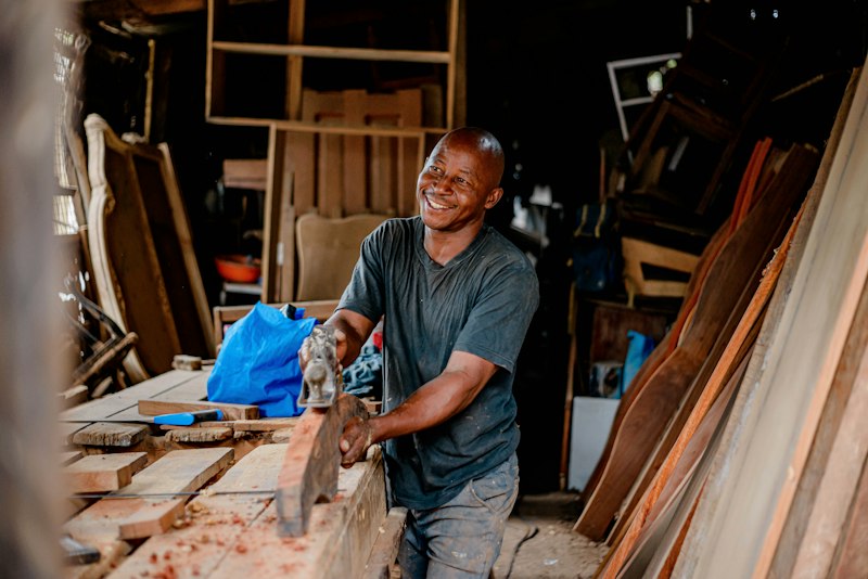 Artisan au travail dans l’atelier
