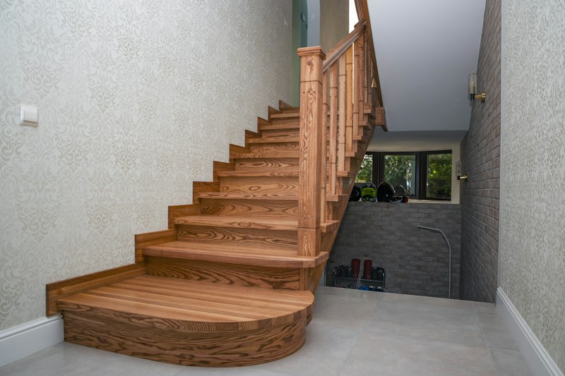 Escalier droit en chêne massif